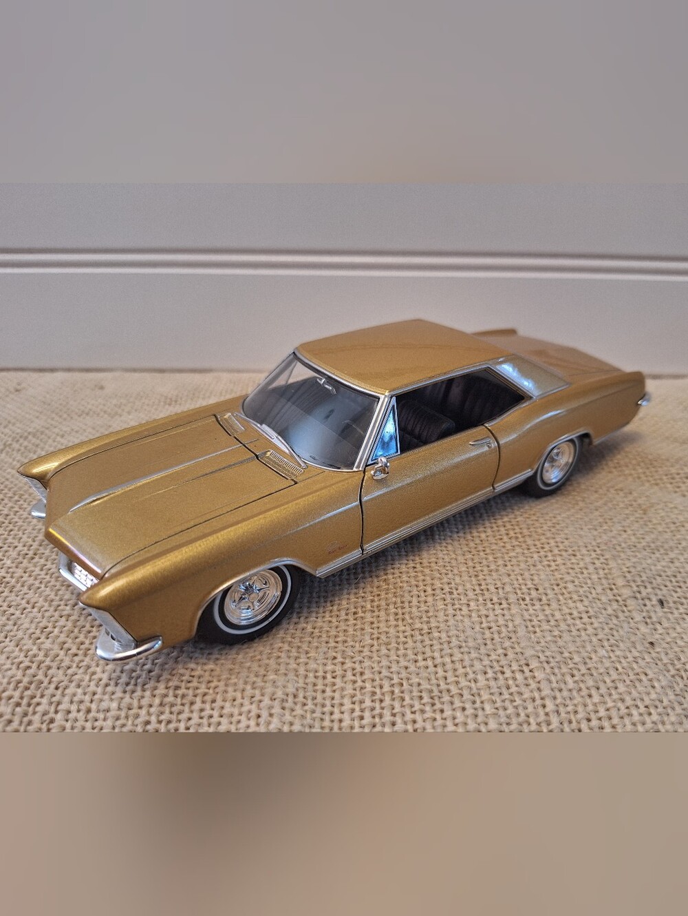 Welly 1965 Gold Buick Riviera Gran Sport Die Cast, Model Car. 1/24 Scale